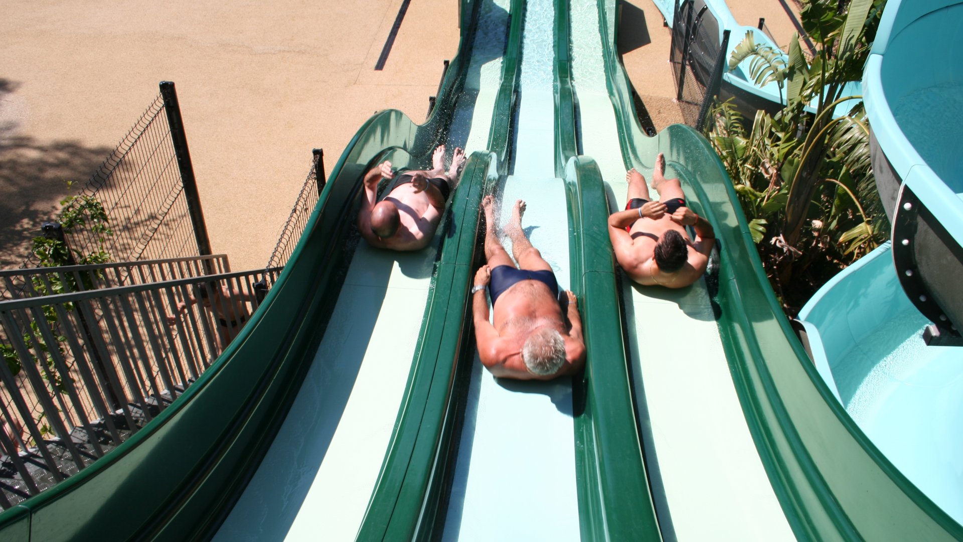 Waterpark met glijbanen vakantie familie en vrienden