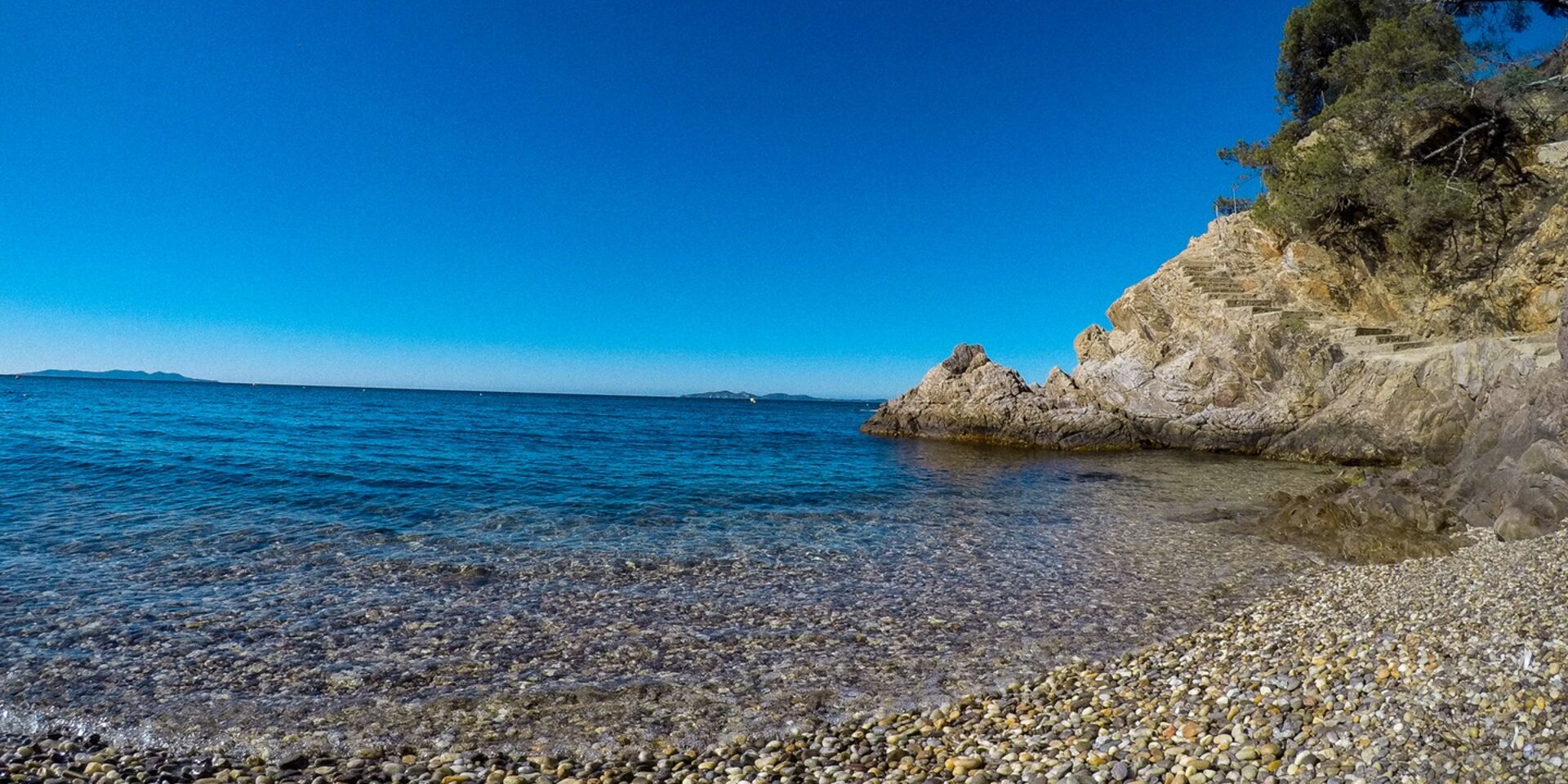 Zand- en kiezelstrand in Bormes, Zuid-Frankrijk