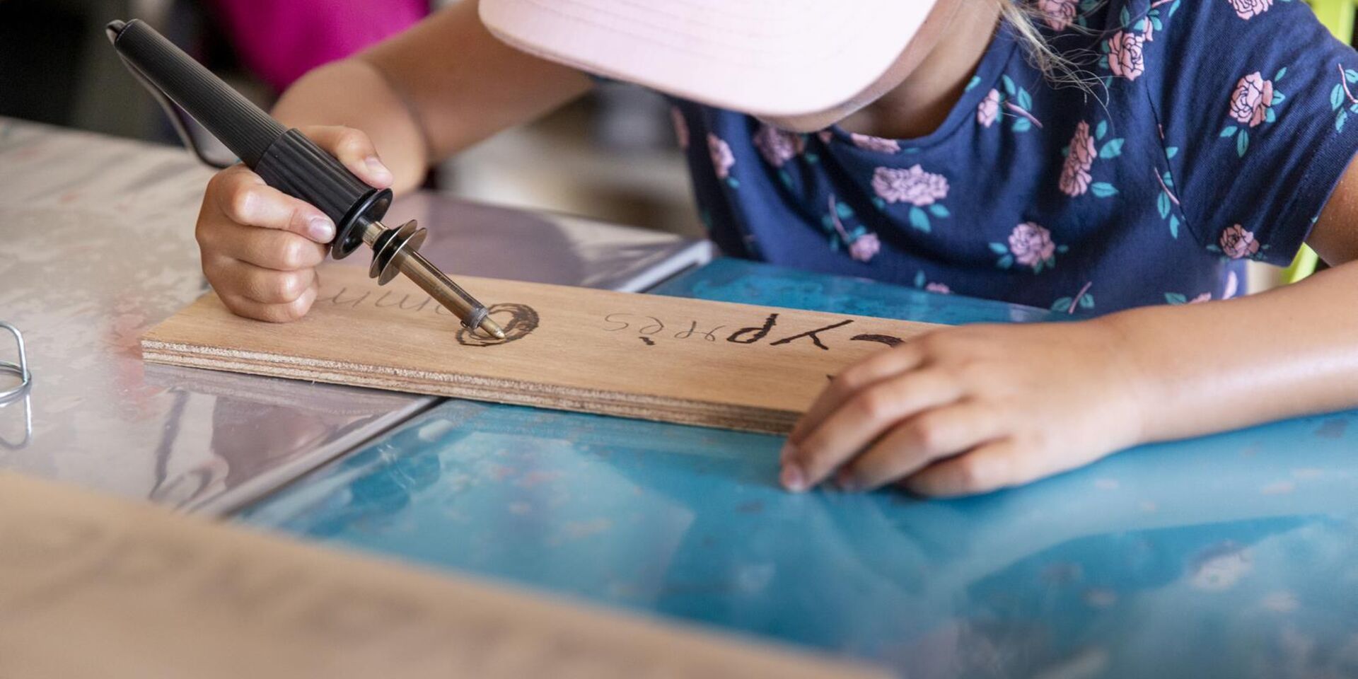 Natuurcamping met zowel handenarbeid als culturele activiteiten en voor de kinderen