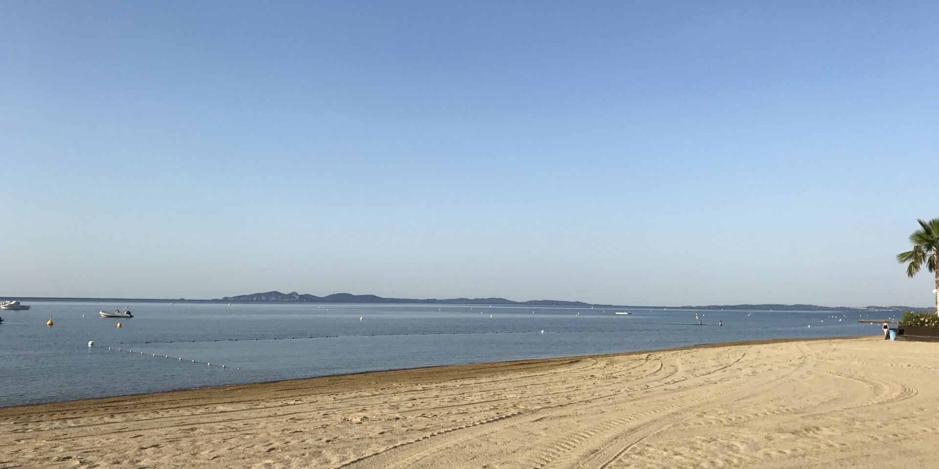 Strand voor gezinnen, kitesurfen, windsurfen in La Londe, Côte d’Azur