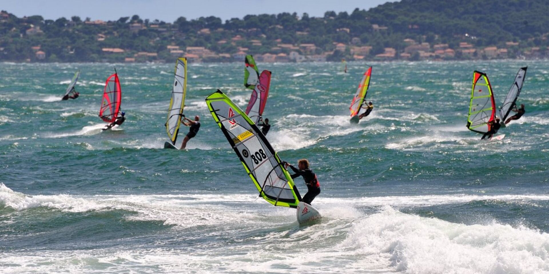 Windsurfen op de stranden van l’Almanarre in Hyères, Provence