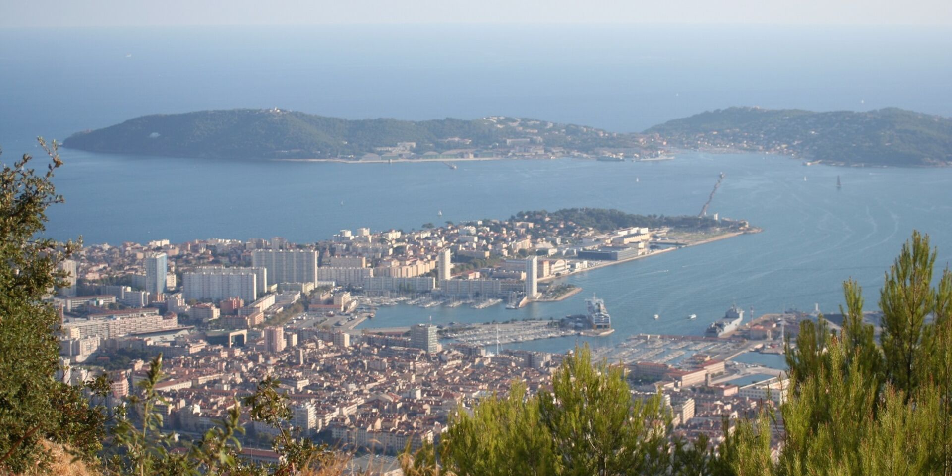 De baai van Toulon met de militaire haven