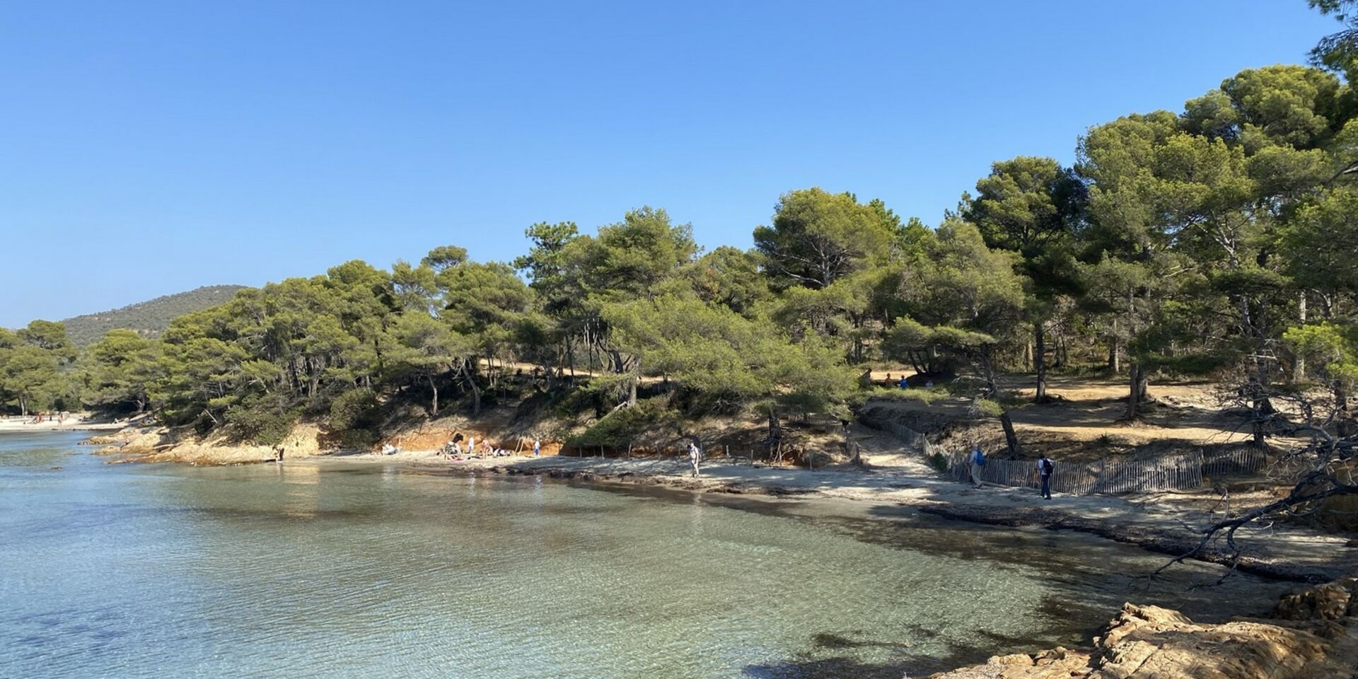 Ongerept strand in de Provence