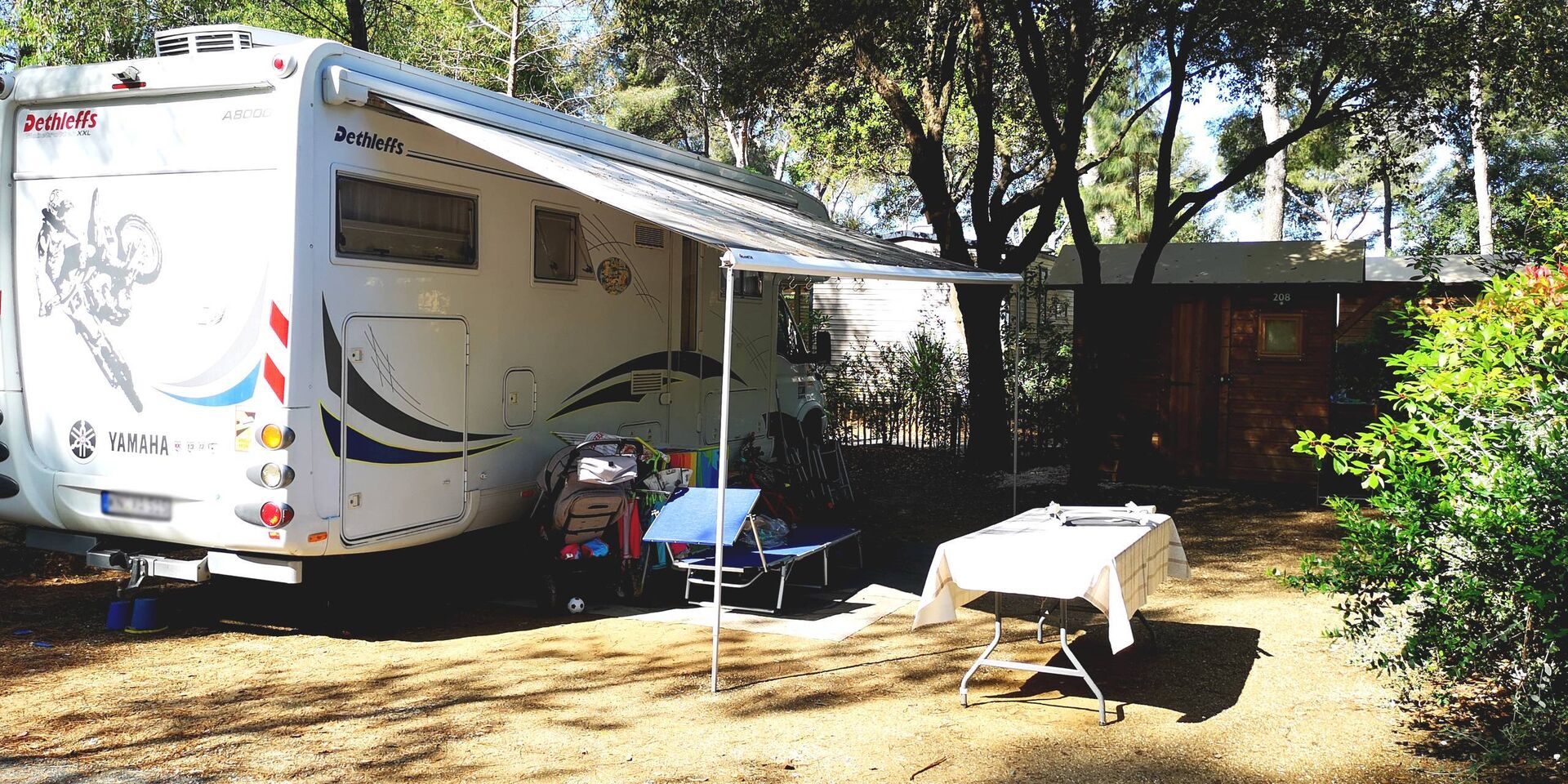 Verhuur van ruime staanplaatsen voor caravans op 4-sterrencamping in de Provence