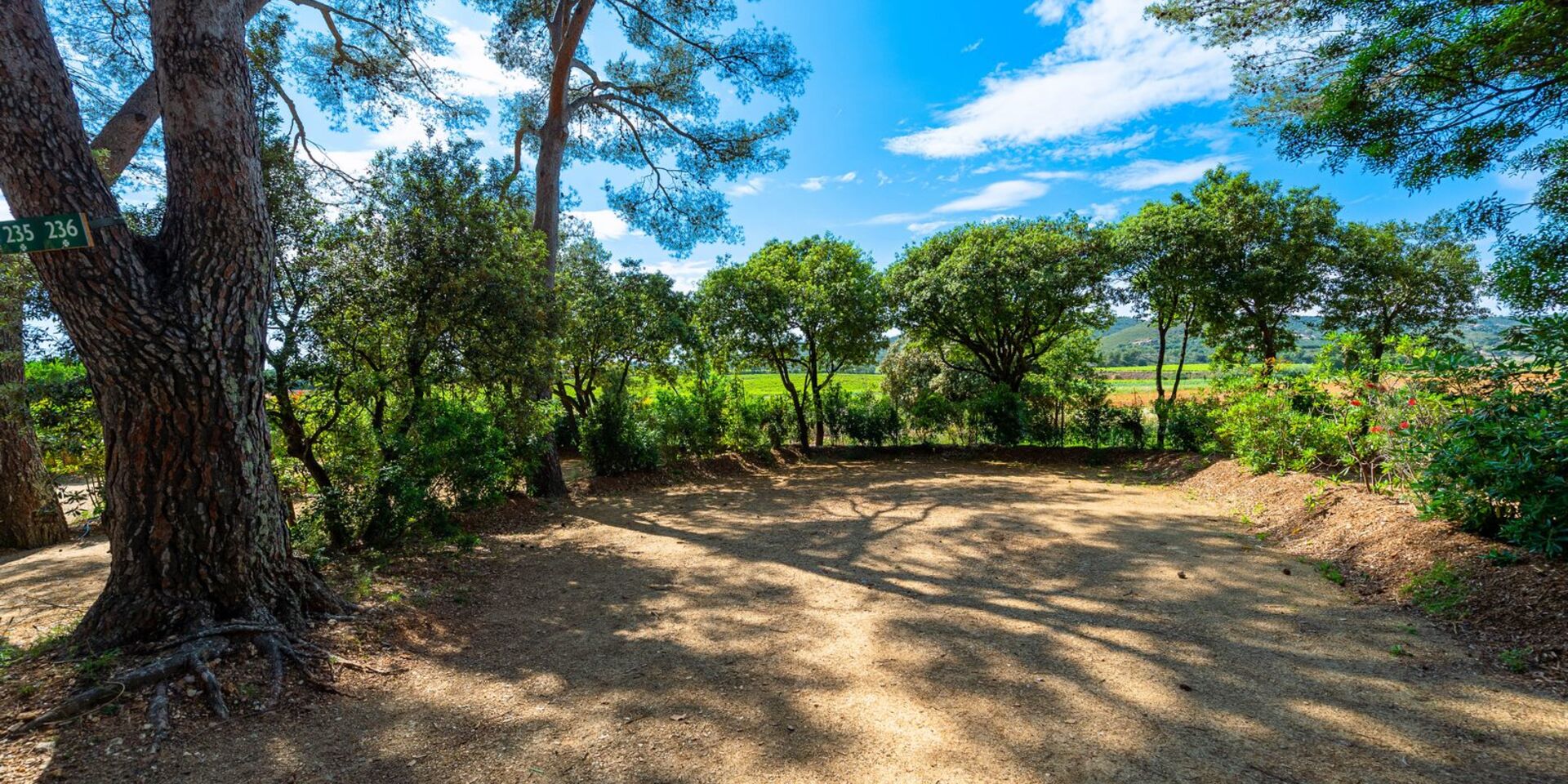 Staanplaats XXL voor grote tenten op camping aan zee in de Provence