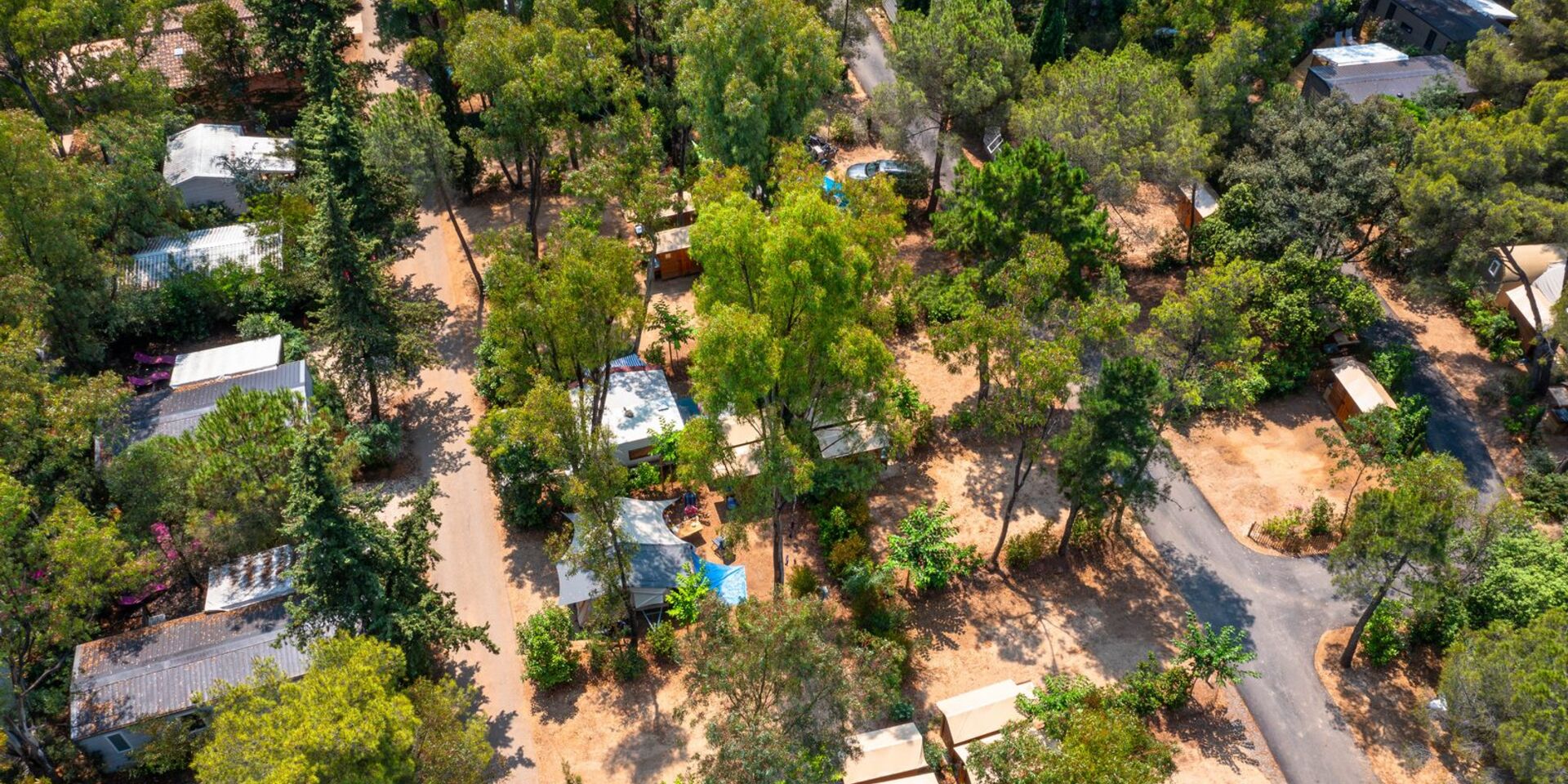 Staanplaats Premium met sanitaire voorzieningen op Camping Provence