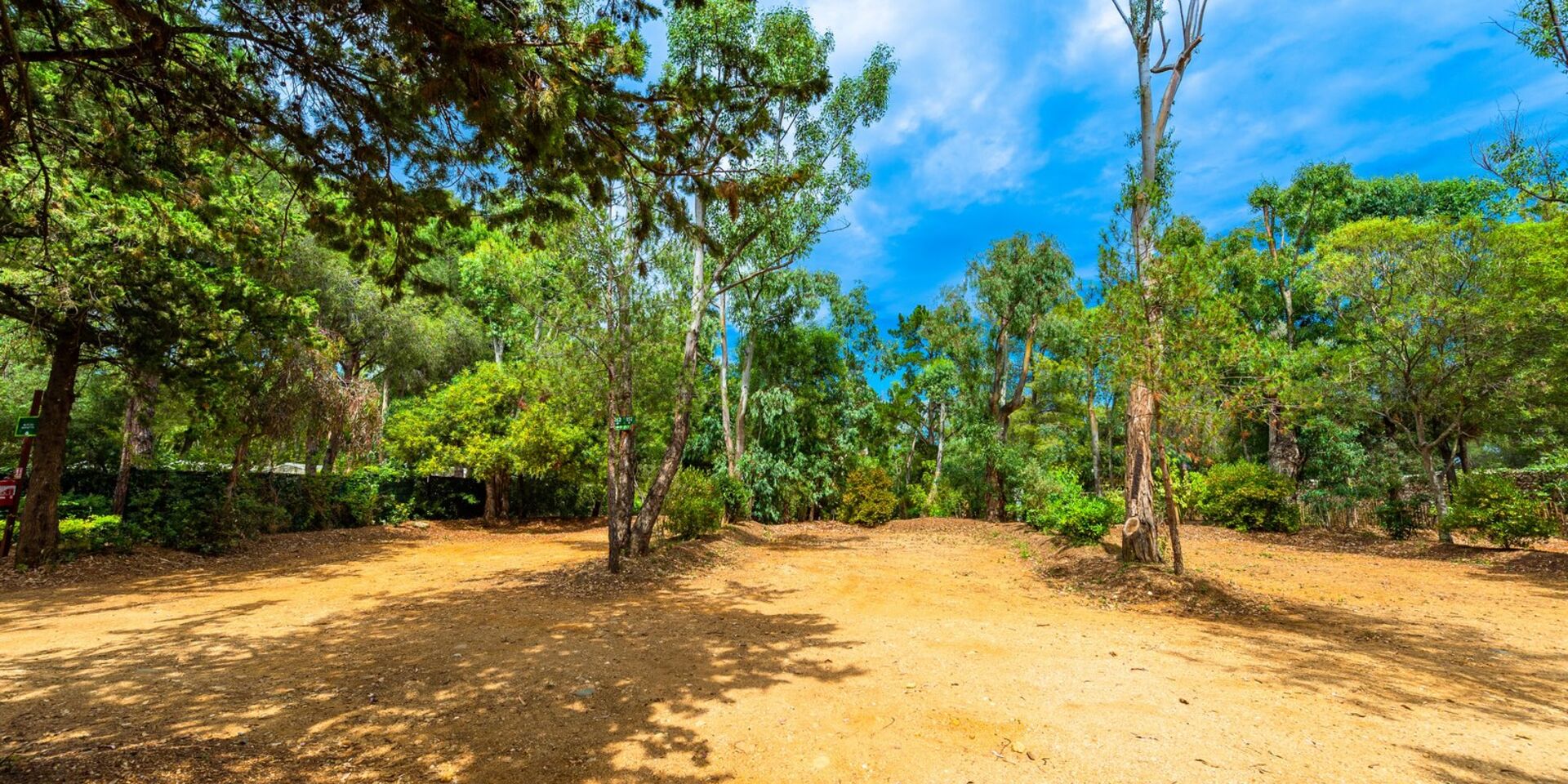 Kampeerplaatsen voor campers en caravans op camping met zwembaden in de Provence