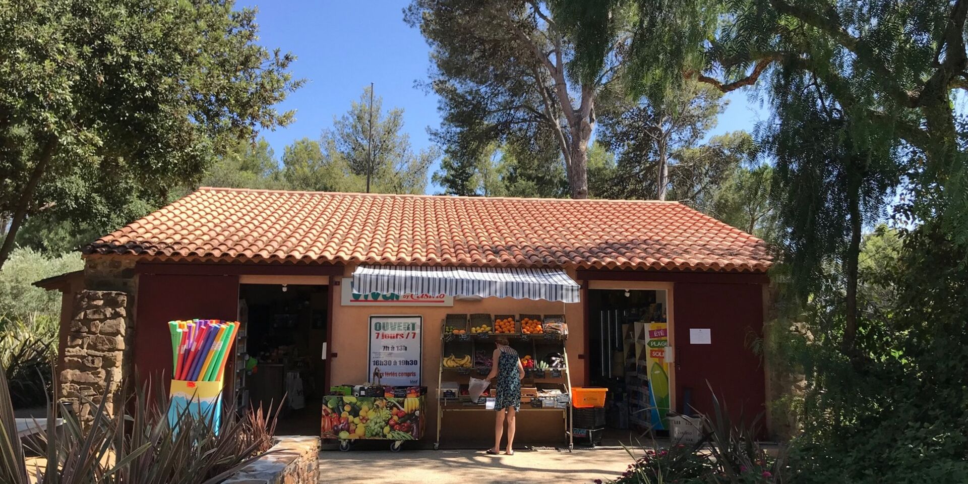 Levensmiddelenwinkel op camping met 4 sterren aan de Côte d’Azur