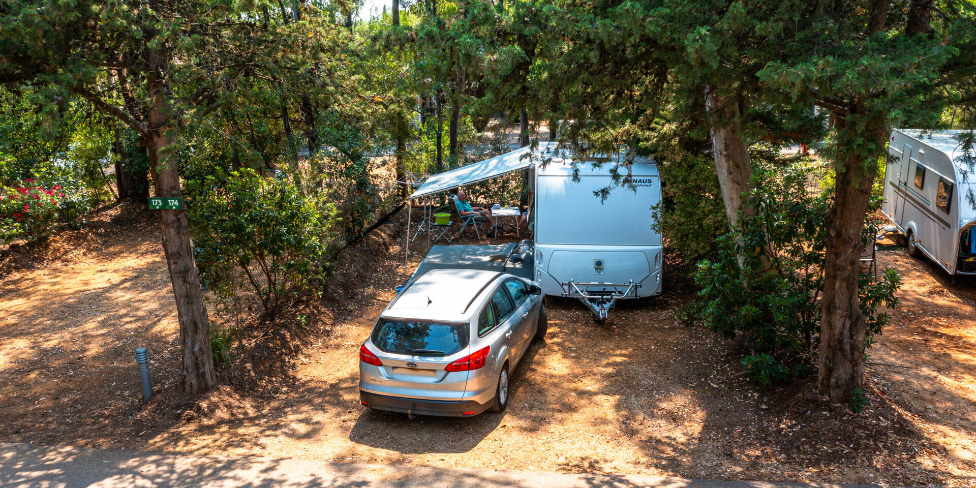 Caravan tent camper op camping in de natuur in de Provence